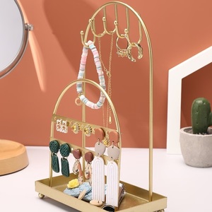 Organisateur de bijoux moderne en forme d'arche, support multi-crochets pour boucles d'oreilles, présentoir superposé, design peu encombrant, base stable pour un rangement soigné - Product Image 3