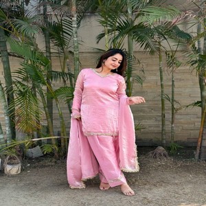 Conjunto de Kurta de Seda Satinada VASTRA COTTAGE con Salwar y Dupatta, Adorno de Espejo, Moti, Encaje y Zari, para Fiestas, Bodas y Eventos Étnicos - Product Image 4