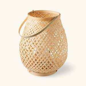 Lámpara de Mesa de Ratán Natural Diseñada con Estructura de Pantalla Tejida a Mano que Proporciona una Iluminación Ambiental Cálida y Relajante - Product Image 1