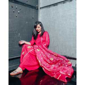 Ensemble de costume en satin rose rubis taille XS - Product Image 4