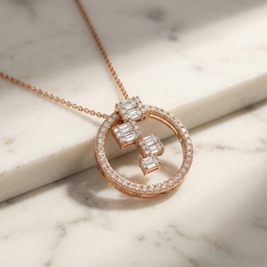 Collar con Colgante de Diamantes Minimalista en Oro Rosa de 10K, Diseño Geométrico Circular, Diamantes Cultivados en Laboratorio con Corte Baguette, Motivo Escalonado - Regalo para Fiestas - Product Image 1