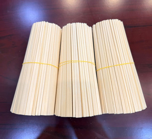 Baguettes classiques en bois dur du Vietnam (en vrac) réutilisables, surface lisse, design rond, pour la restauration, les plats à emporter, les cadeaux d'affaires - Product Image 3
