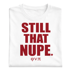 T-shirt Kappa Alpha Psi Still That Nupe blanc, vêtement de fraternité grecque avec motif audacieux, confort premium et coupe élégante - Product Image 6