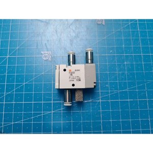 Válvula Solenoide Piloto de 5 Puertos SMC SYJA522-M5 Usada Como Parte del Equipo Legacy Semiconductor - Product Image 5