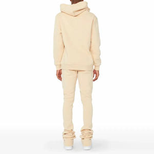 Chándal informal con corte acampanado, diseñado con una forma estructurada pero relajada, tela transpirable y pierna acampanada para una estética moderna. - Product Image 3