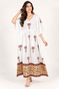 Robe longue kaftan blanche imprimée pour femme avec motifs floraux roses, manches larges et taille à cordon, idéale pour les vacances d'été - Product Image 6