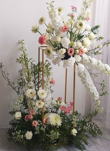 Centre de table de mariage en métal doré avec fleurs blanches et bougies, décoration de table moderne - Product Image 6