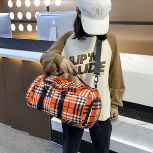 Sac de voyage à carreaux avec port de charge USB, sac de sport et de gym pour activités de plein air - Product Image 4