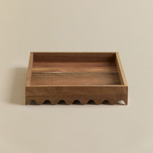 Plateau carré unique en bois avec bordures festonnées au bas, parfait pour un service moderne et une décoration de table rustique - Product Image 4