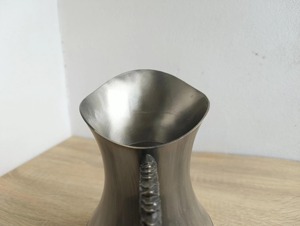 Carafe au design minimaliste gravée avec une poignée élégante, idéale pour une utilisation en chambre, dans les hôtels et les restaurants, service de table, vente en gros depuis l'Inde - Product Image 6