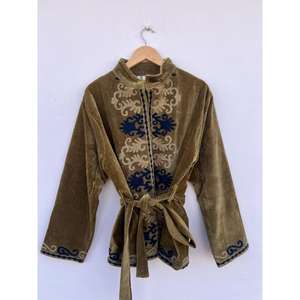 Veste kimono en velours brodée à la main, robe réversible Suzani, manteau d'hiver bohème, élégant, modeste, cadeau pour elle - Product Image 6