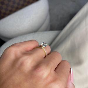 Anillo de Compromiso con Diamante Cultivado en Laboratorio de Corte Ovalado de 1.80 Quilates, con Halo Oculto Único y Piedras Laterales, Oro de 14k, Certificado IGI - Product Image 2