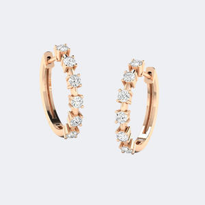 Pendientes de Aro Huggie con Diamantes de Corte Redondo y Baguette de 0.80CTW y Formas Mixtas - Product Image 3