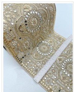 Ribete de encaje floral bordado con espejo dorado de lujo y artesanía intrincada para saris, lehengas, zapatos, bolsos y alta costura - Product Image 2
