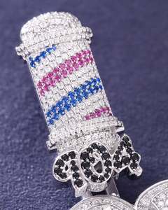 Colgante de Plata de Ley 925 Hecho a Mano con Baño de Rodio y Diamante Moissanita, Claridad VVS, Estilo Lujoso con Logotipo Totalmente Cubierto de Diamantes, Gran Brillo - Product Image 4