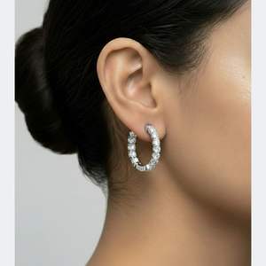 Boucles d'oreilles créoles serties de diamants ronds de 2,60 CTW dans un monture de joaillerie fine - Product Image 6