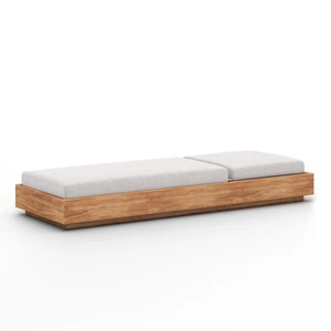 Tumbona de teca de perfil bajo para exteriores con diseño acolchado ajustable y suave relleno de espuma. - Product Image 3