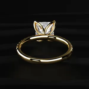 Bague tendance en diamant taille princesse, solitaire de laboratoire, motif floral avec bande pavée, look royal spécial pour femme, en vente à l'exportation. - Product Image 4