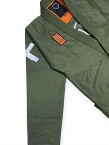 Kimono de Jiu-Jitsu Vert 100% Coton Coupe Classique Durable pour Homme – Tenue d'Arts Martiaux avec Logo sur la Manche Gauche – Uniforme de BJJ - Product Image 3