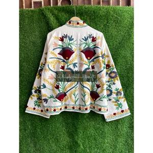 Veste courte à broderie florale Suzani pour femmes d'hiver à la main en tissu tricoté avec remplissage en coton et caractéristique respirante - Product Image 6