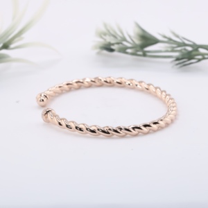 Bracelet manchette torsadé en or rose avec diamants de laboratoire taille brillant et embouts décoratifs – Bijou raffiné, idéal pour un cadeau - Product Image 3