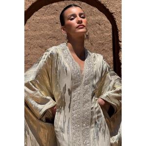 Kaftan deux pièces surdimensionné à col en V, en soie irisée, pièce maîtresse ornée de perles sur le devant. - Product Image 3