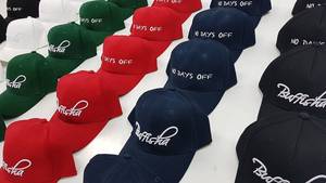Gorra Trucker de 6 Paneles de Algodón de Marca Privada, Diseño Moderno y Minimalista, Fabricación Profesional, Personalización de Marca, Venta al Por Mayor, Panel Frontal - Product Image 3