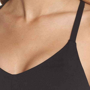 Sujetador deportivo sin costuras para mujer, con tirantes cruzados, cuello redondo, soporte medio, para yoga, color negro sólido, tela elástica transpirable - Product Image 3