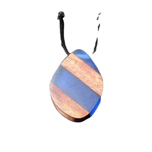 Bois et résine conception unique vente en gros pendentif type collier bijoux de mode bracelets femmes diamants en vrac - Product Image 1