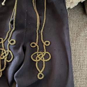 Chaqueta de uniforme de husar húngaro, comúnmente producida por fabricantes como Shako Hat With Belts cords Hussar Jackets - Product Image 5