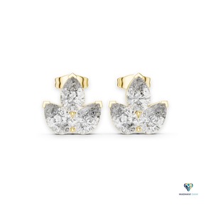 Boucles d'oreilles clous en or jaune 14 carats massif, serties de diamants de laboratoire en forme de poire de 2,94 carats, motif floral triple pierre - Product Image 1