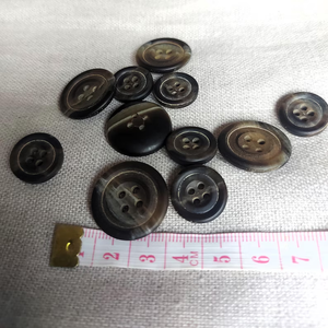 Botones Redondos de Imitación de Cuerno de Búfalo, Hechos a Mano, Ecológicos, Duraderos y Modernos de China HF Industries, para Coser Camisas y Abrigos con Logotipo Personalizado - Product Image 4