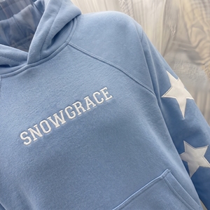 Sudadera con Capucha Azul Claro Snowgrace con Estrellas Blancas y Logotipo Frontal, Unisex, Informal, para Otoño - Product Image 6