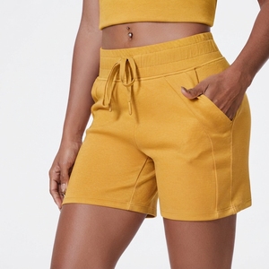 Shorts en molleton pour femme à ourlet effiloché, taille mi-haute, avec cordon de serrage, coupe droite, décontracté, coupe-vent - Product Image 1