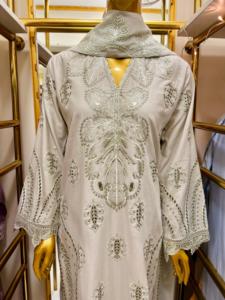 Ensemble brodé chikankari en coton premium de la collection Ssumaira avec un élégant travail de découpe. - Product Image 5