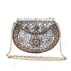 Pochette de soirée de luxe en mosaïque de coquillages faite à la main avec chaîne dorée pour femmes, idéale pour les fêtes et les mariages, sac à main de créateur - Product Image 1