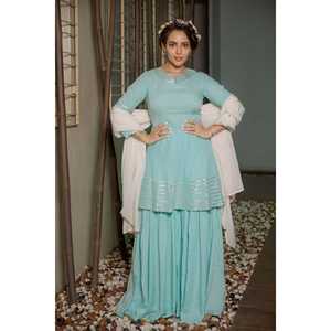 Ensemble de costume en chiffon turquoise avec décolleté Gotta, disponible en taille XS - Product Image 4