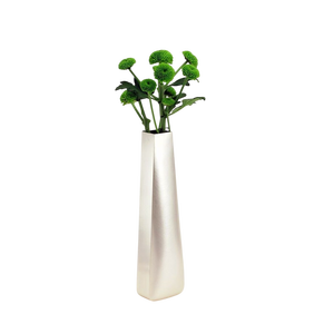 Vase de table minimaliste en métal, finition blanche, pour fleurs et décoration, idéal pour la maison et les mariages. - Product Image 1