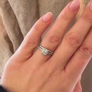 Bague de fiançailles en or massif 14k 18k avec diamant de laboratoire taille coussin, sertie halo pavé, certifiée IGI, clarté VS+, alliance de mariage - Product Image 2
