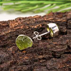 Pendientes de Plata de Ley 925 con Peridoto en Bruto, Pendientes Minimalistas con Piedras Preciosas Verdes - Product Image 3