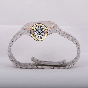Reloj de Cuarzo con Diamantes Moissanite para Hombre, Caja de Oro Rosa de Dos Tonos, Bisel con Moissanite VVS, Marcadores Baguette, Ligero y Personalizado - Product Image 2