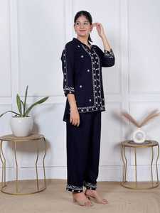 Ensemble coordonné de robes décontractées bleu marine pour femmes, haut brodé à boutons avec pantalon droit, tenue ethnique élégante - Product Image 1