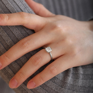 Bague solitaire en diamant de laboratoire certifié IGI de 1,5 ct, taille coussin, or massif 14 carats, finition polie, bijoux de mariage minimalistes - Product Image 3
