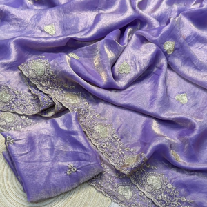 Sari en soie organza lavande de luxe avec bordure brodée de Zari doré et travail de pierres - Tenue de mariage ethnique indienne - Product Image 2