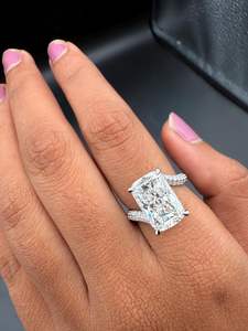 Anillo de compromiso de moissanita de 5.02 CT con corte cojín modificado y banda en espiral para mujer, de plata 925, regalo para fiesta de bodas para pareja - Product Image 2