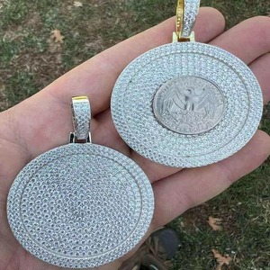Pendentif rond en moissanite, argent 925, micro-pavé, plaqué or 18 carats, breloques à thème, pendentif de luxe pour homme, à porter au quotidien, idéal pour les cadeaux - Product Image 1