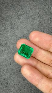 Émeraude naturelle zambienne de 12,48 carats, forme octogonale, grande pierre précieuse verte intense, pour bijoux fins sur mesure de luxe - Product Image 2