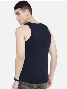 Camiseta sin mangas negra para hombre con estampado azul, cuello redondo, estilo casual - Product Image 3