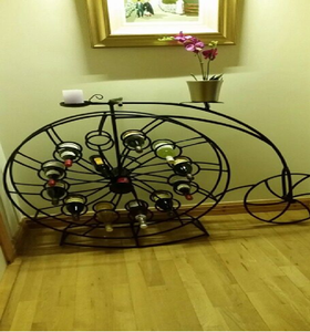 Elegante soporte de metal arqueado de 3 niveles para vino con una elegante asa superior para transportarlo. Disponible a precios de mayorista. - Product Image 6