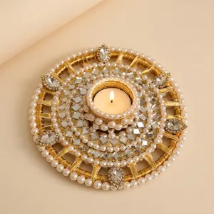 Porte-bougie rond de luxe fait main avec embellissements en perles et cristaux pour mariage, Noël, Pâques, décoration de la maison - Product Image 1